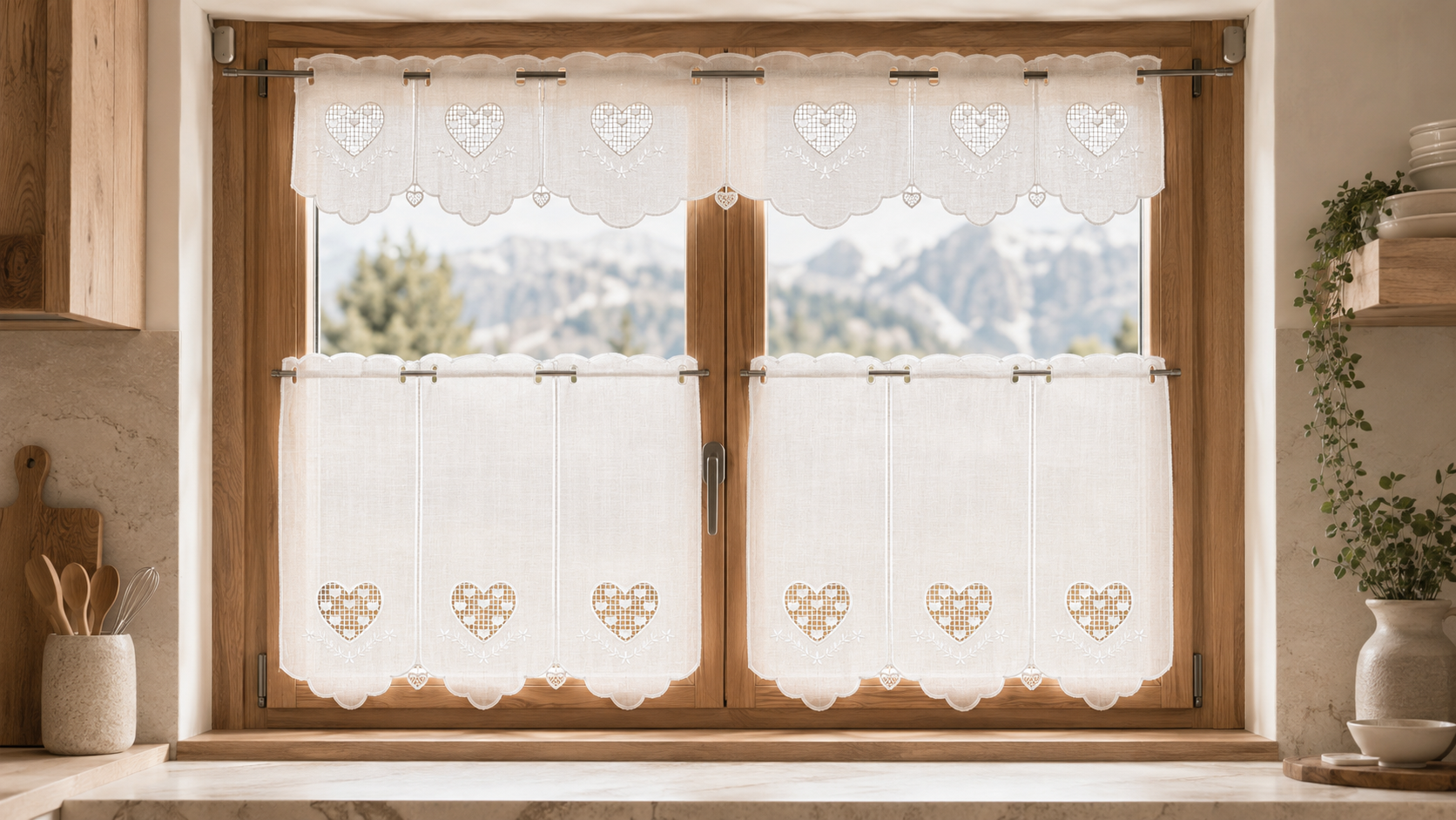 Finestra di una cucina alpina con tende tirolesi modulari bianche ricamate a cuore