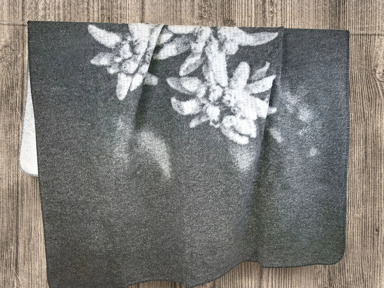 Coperta Softcotton Edelweiss ambientata colore grigio