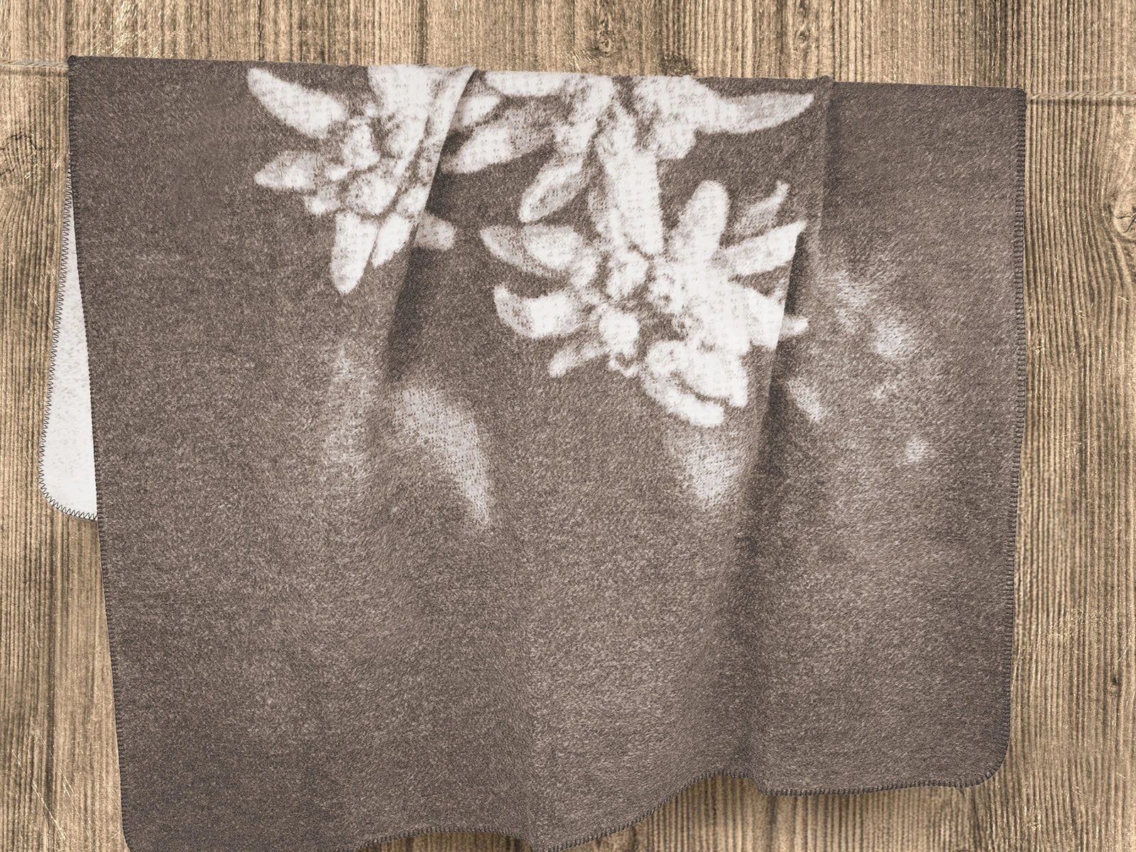 Coperta Softcotton Edelweiss ambientata colore tortora