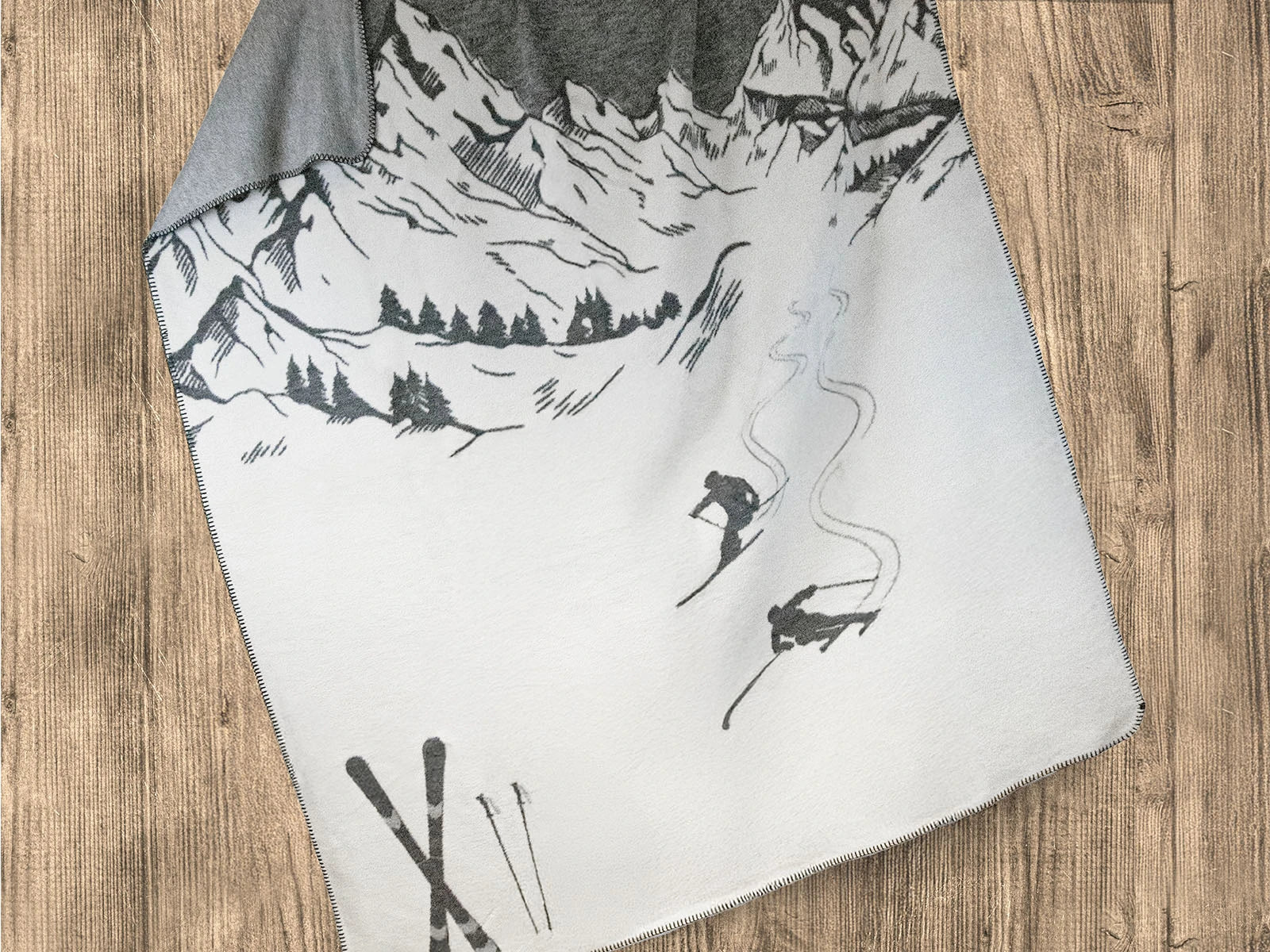 Coperta Softcotton Sciatori Calore e Montagna ambientata colore grigio