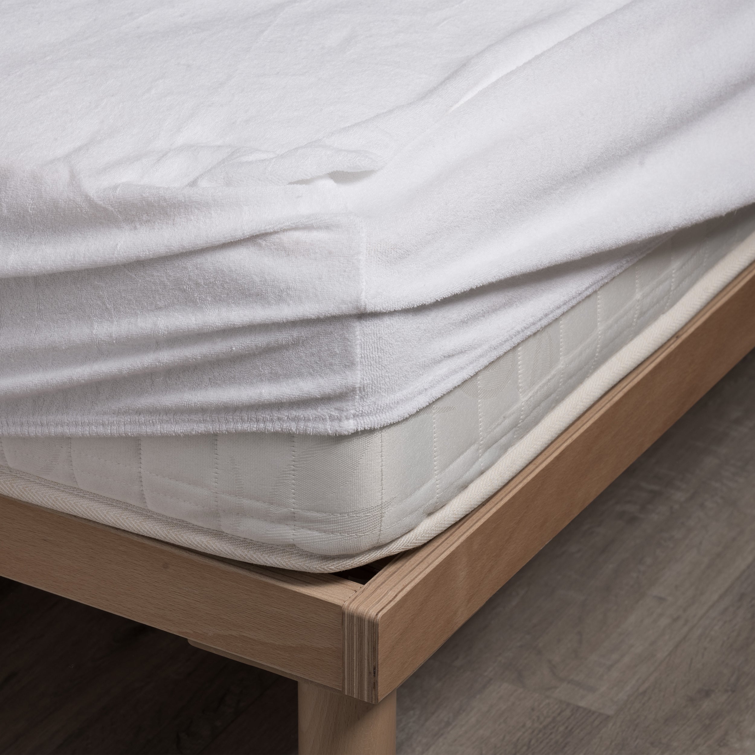 Coprimaterasso in spugna rubino Daunex dettaglio angolo