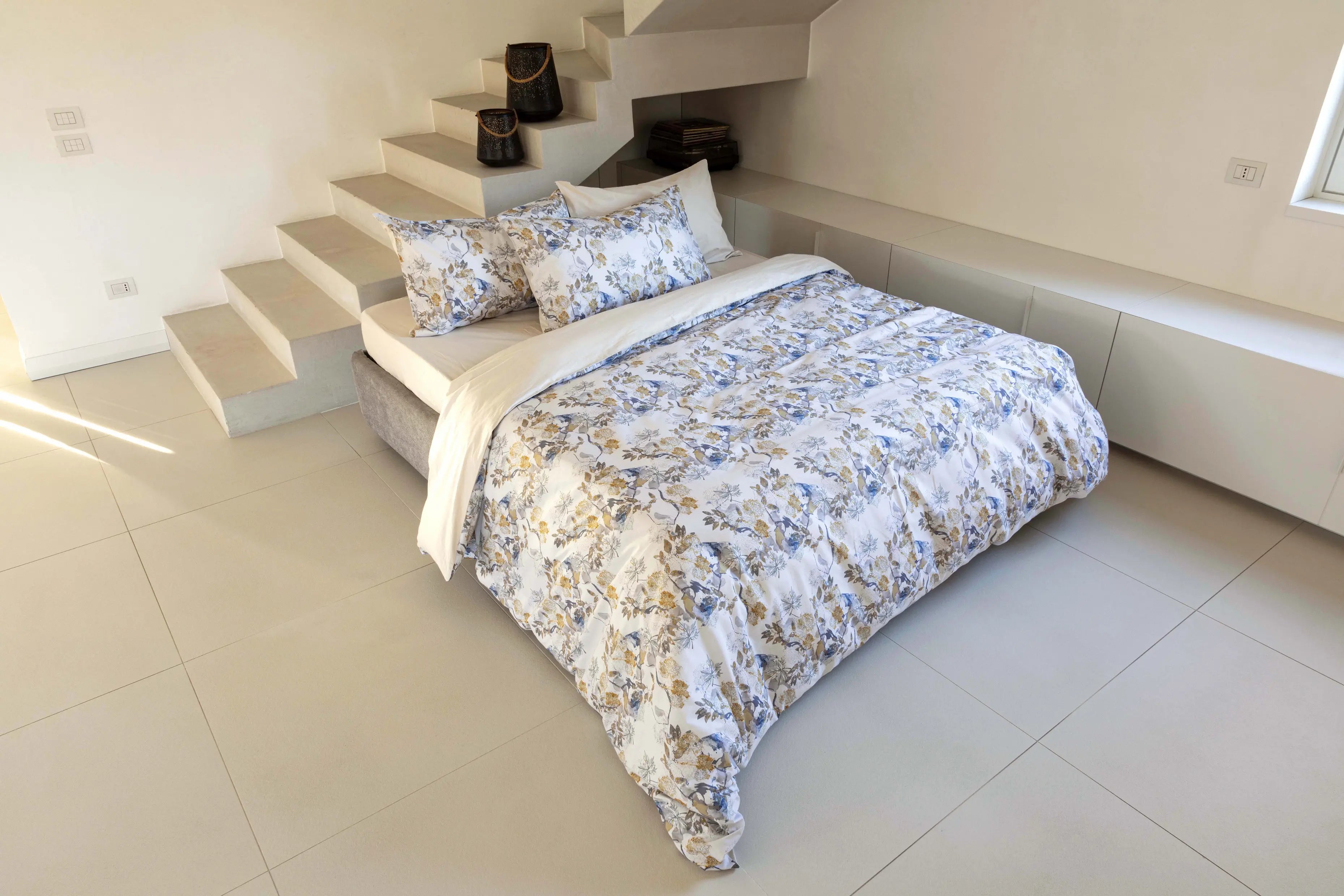 Letto matrimoniale con copripiumino floreale double-face in cotone, variante blu-verde, arredamento contemporaneo.