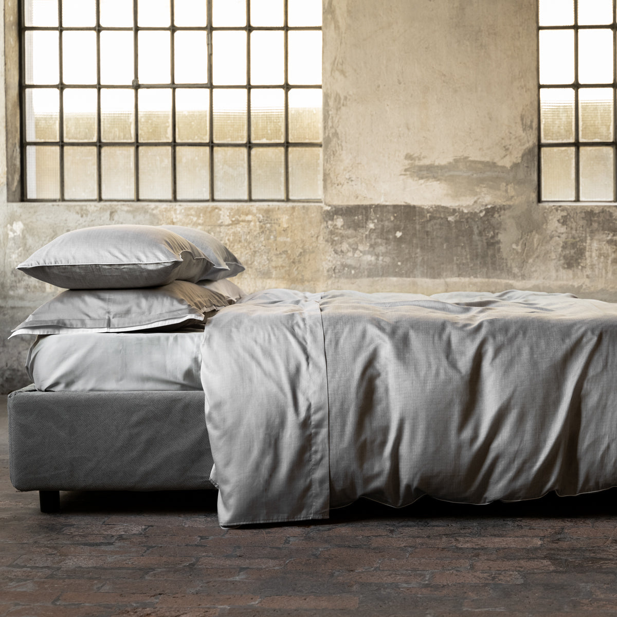 Parure Copripiumino Matrimoniale in Raso Mikado colore lino ambientata