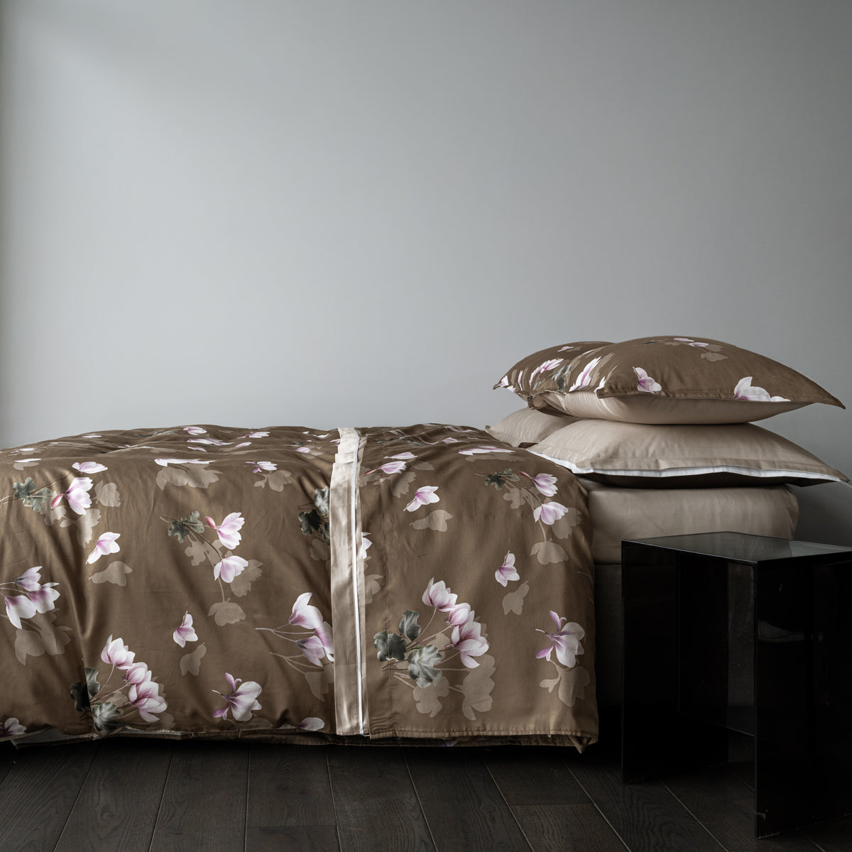 Parure Copripiumino in Raso Mindy colore malto ambientato