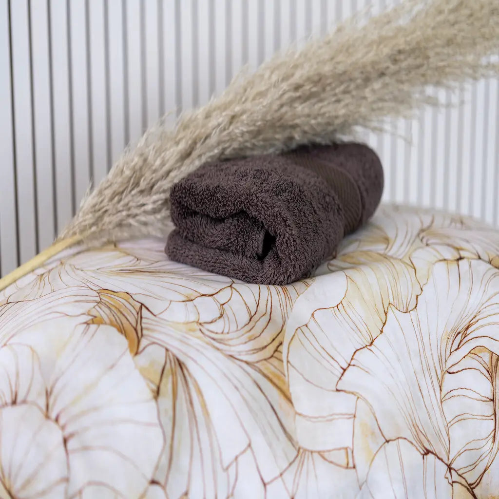 Parure copripiumino in raso di cotone con stampa digitale Afrodite colore naturale dettaglio.