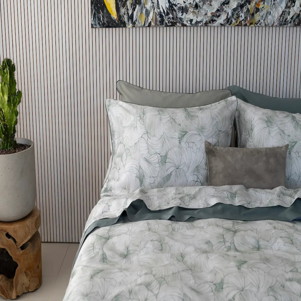 Parure copripiumino in raso di cotone con stampa digitale Afrodite colore pietra dettaglio letto