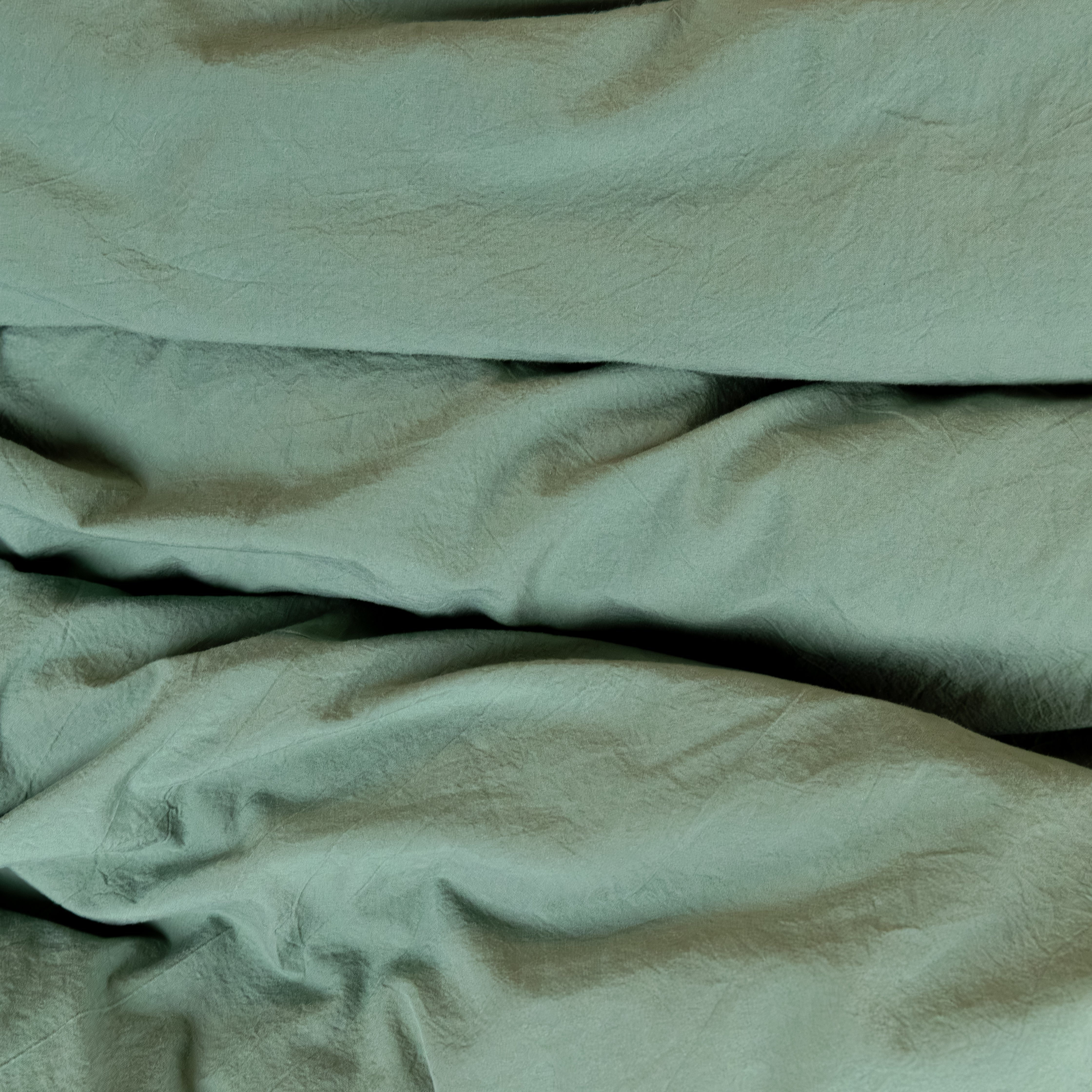 Parure copripiumino no stiro Fresh cotton stone wash Daunex ambientata colore verde dettaglio tessuto.