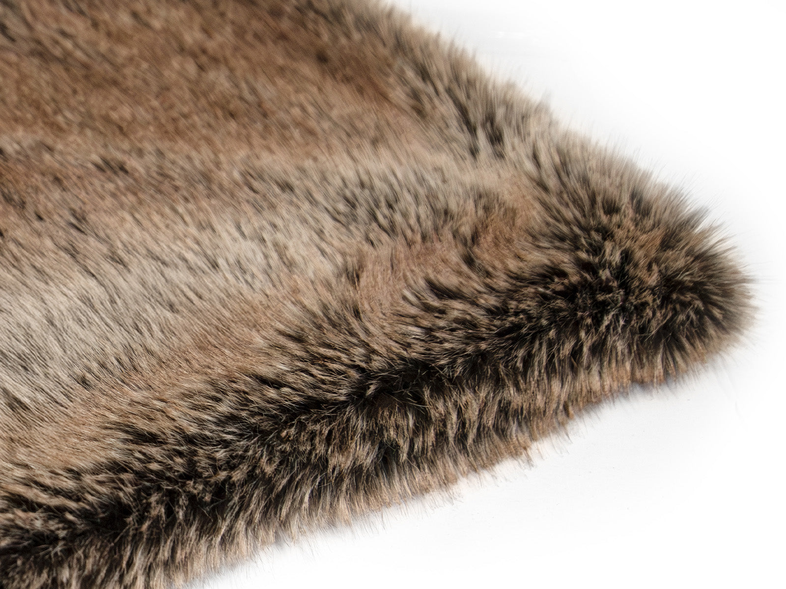 Plaid e coperta effetto pelliccia Daunex Fur Deluxe colore tortora dettaglio tessuto