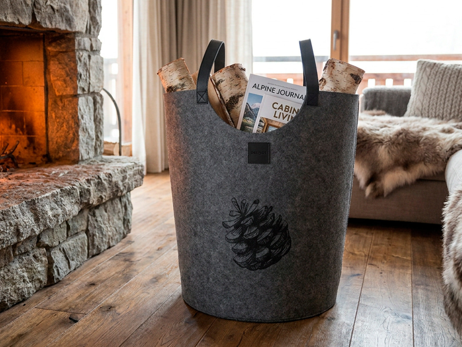 Porta Legna in feltro Pigna Mod Chalet e Cube colore grigio ambientata