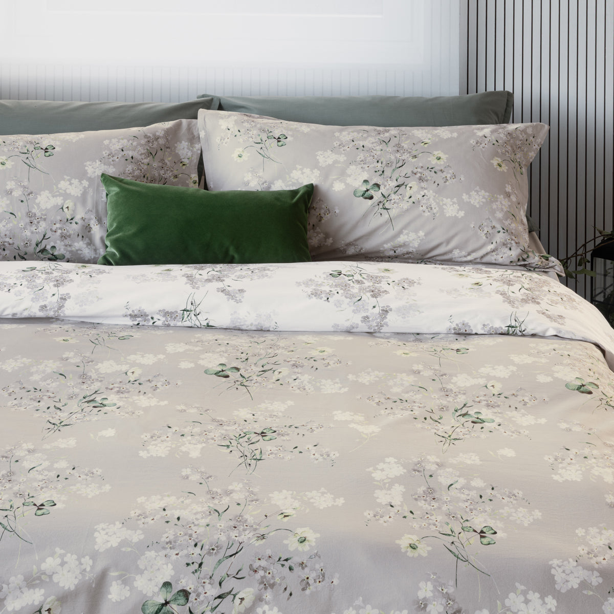 completo-lenzuola-fioralba-silver-grey-ambientato