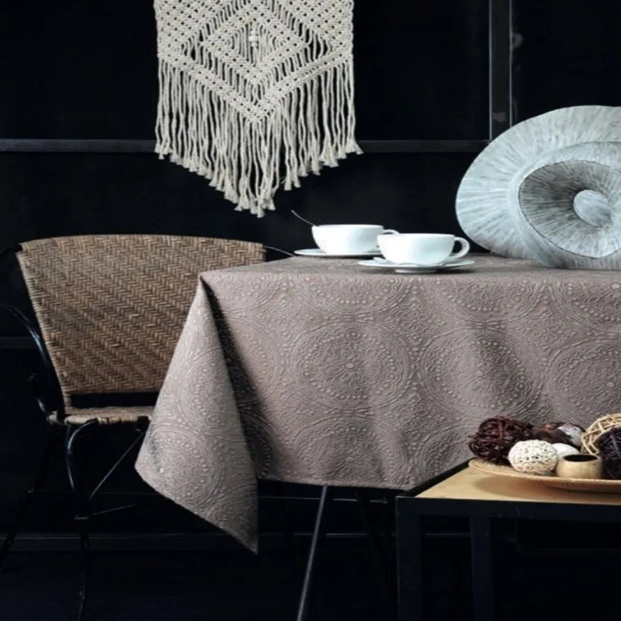 Tovaglia antimacchia kolam colore grigio-talpa, misura 140 x 240 cm - Home Loves