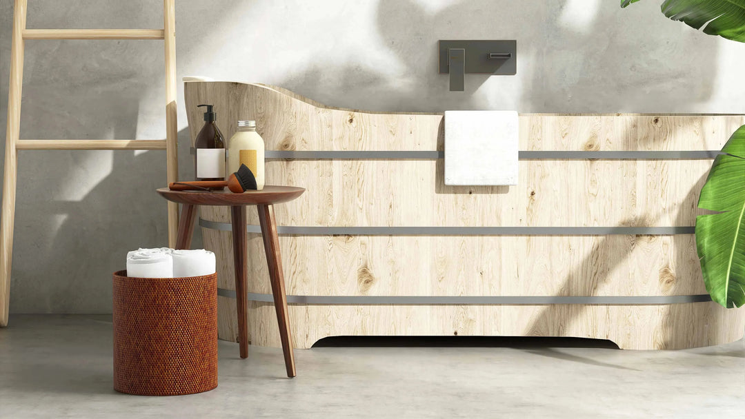 Set di lavette in cotone presentate in un cestino per il bagno degli ospiti