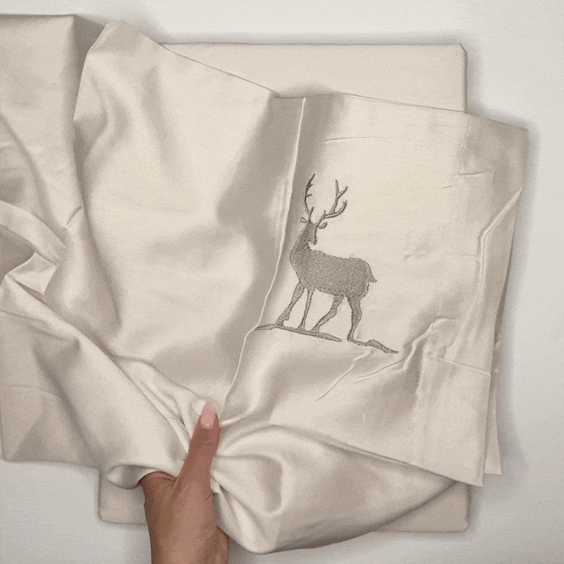 Parure copripiumino in puro cotone ricamato Daunex, mountain colore beige

Matrimoniale 255x200 cm Beige
Piazza e mezza 205x200 cm Beige
Singolo 155x200 cm Beige