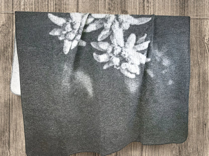 Coperta Softcotton Edelweiss ambientata colore grigio