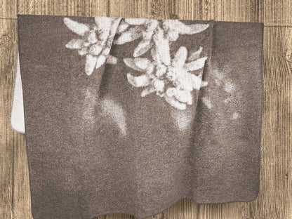 Coperta Softcotton Edelweiss ambientata colore tortora