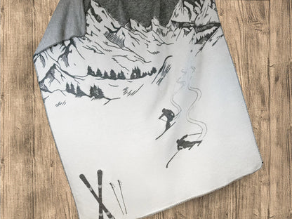 Coperta Softcotton Sciatori Calore e Montagna ambientata colore grigio