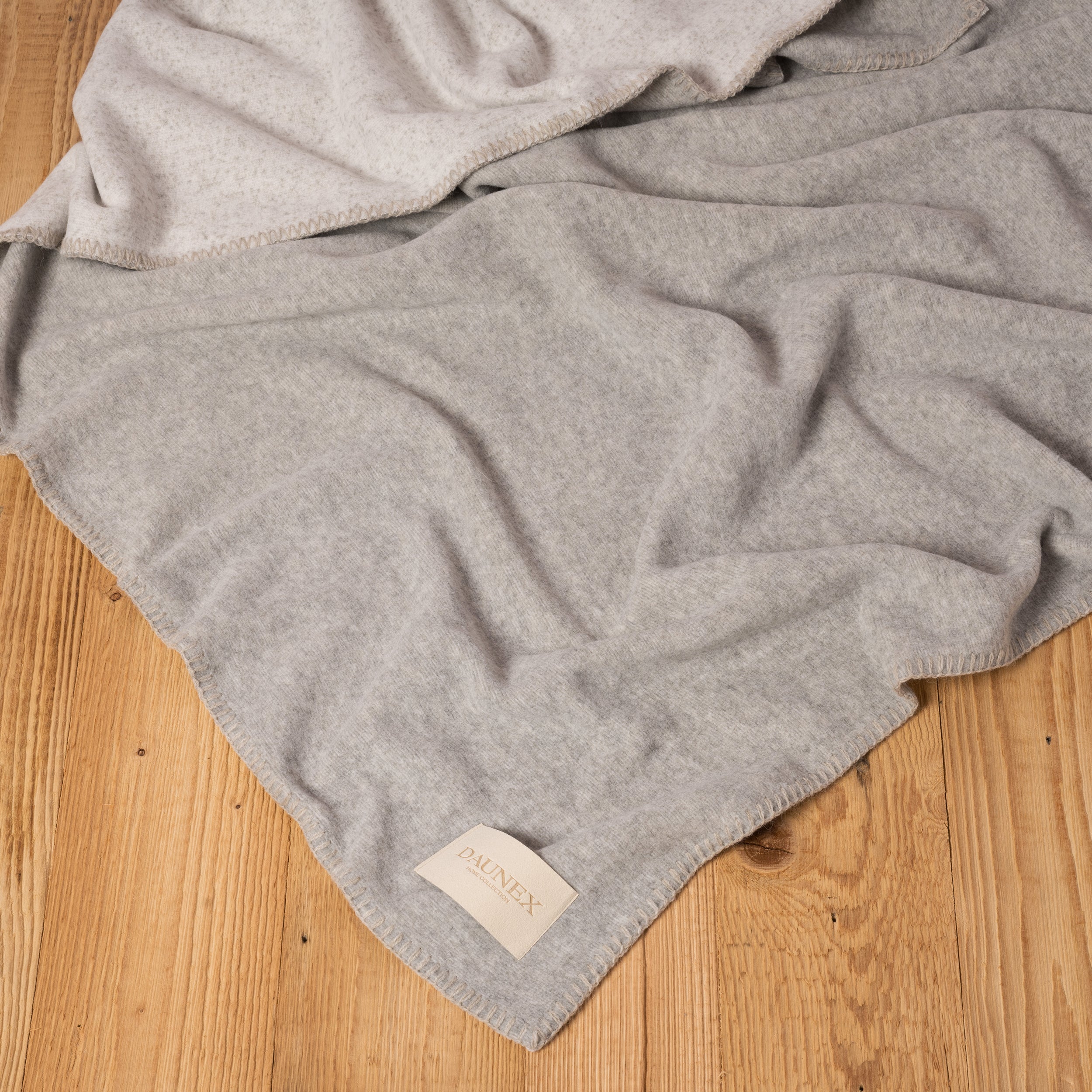 Coperta in fibra di bamboo daunex, nature colore sasso ambientata