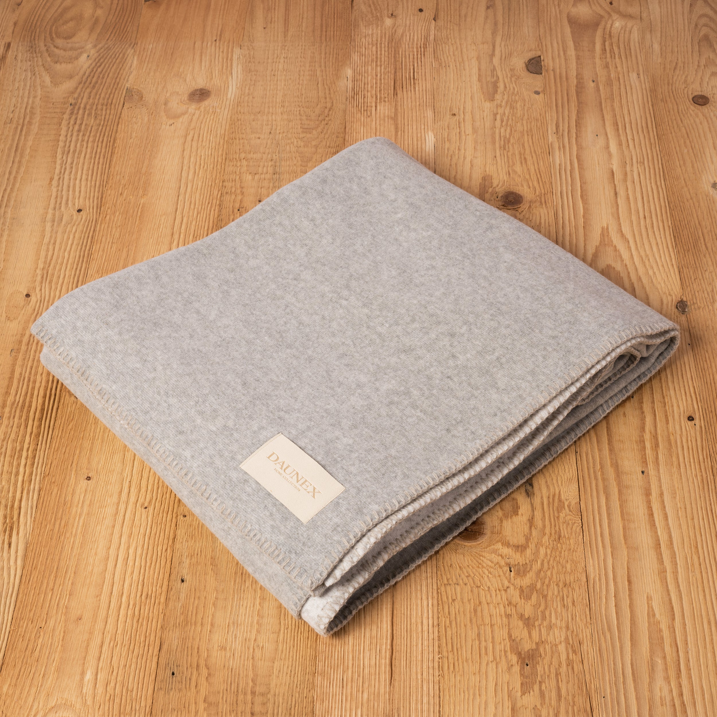 Coperta in fibra di bamboo daunex, nature colore sasso dettaglio plaid piegato