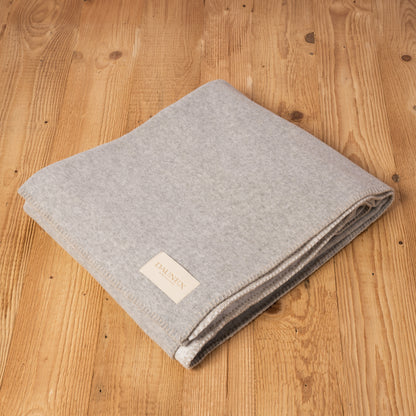 Coperta in fibra di bamboo daunex, nature colore sasso dettaglio plaid piegato