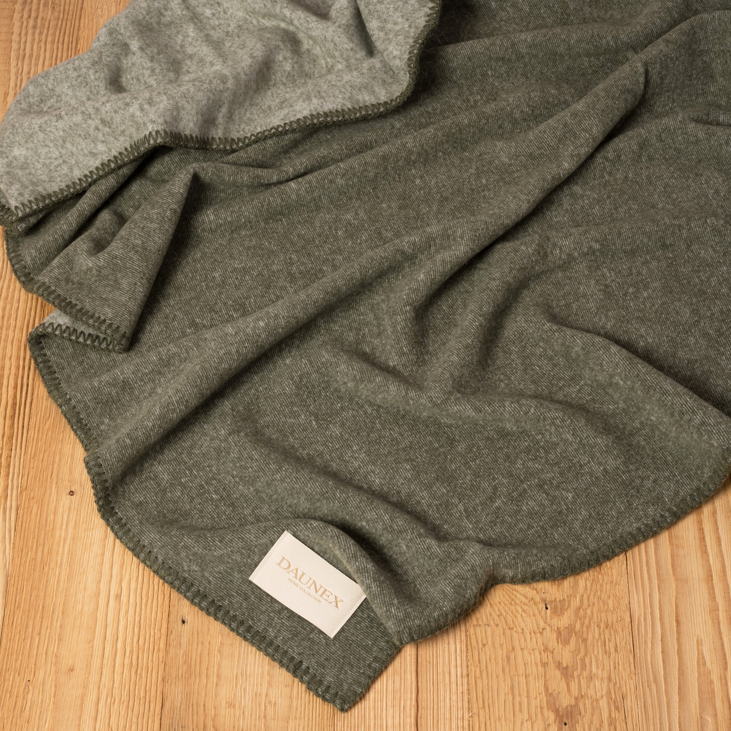 Coperta in fibra di bamboo daunex, nature colore timo ambientato