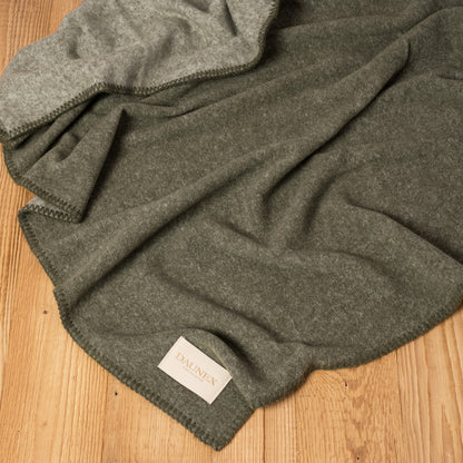 Coperta in fibra di bamboo daunex, nature colore timo ambientato