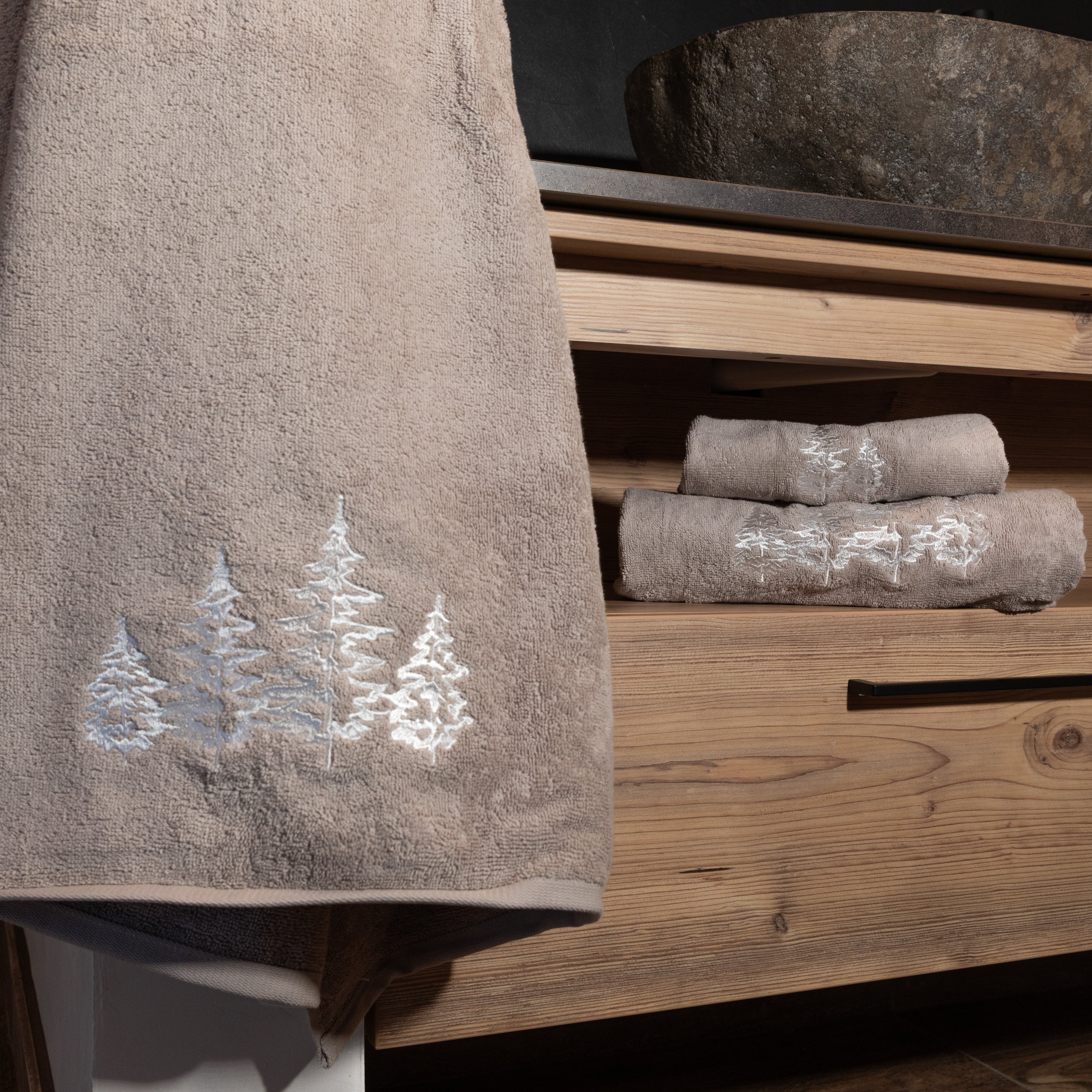 Coppia di asciugamani ricamata Daunex disegno Alberi colore tortora