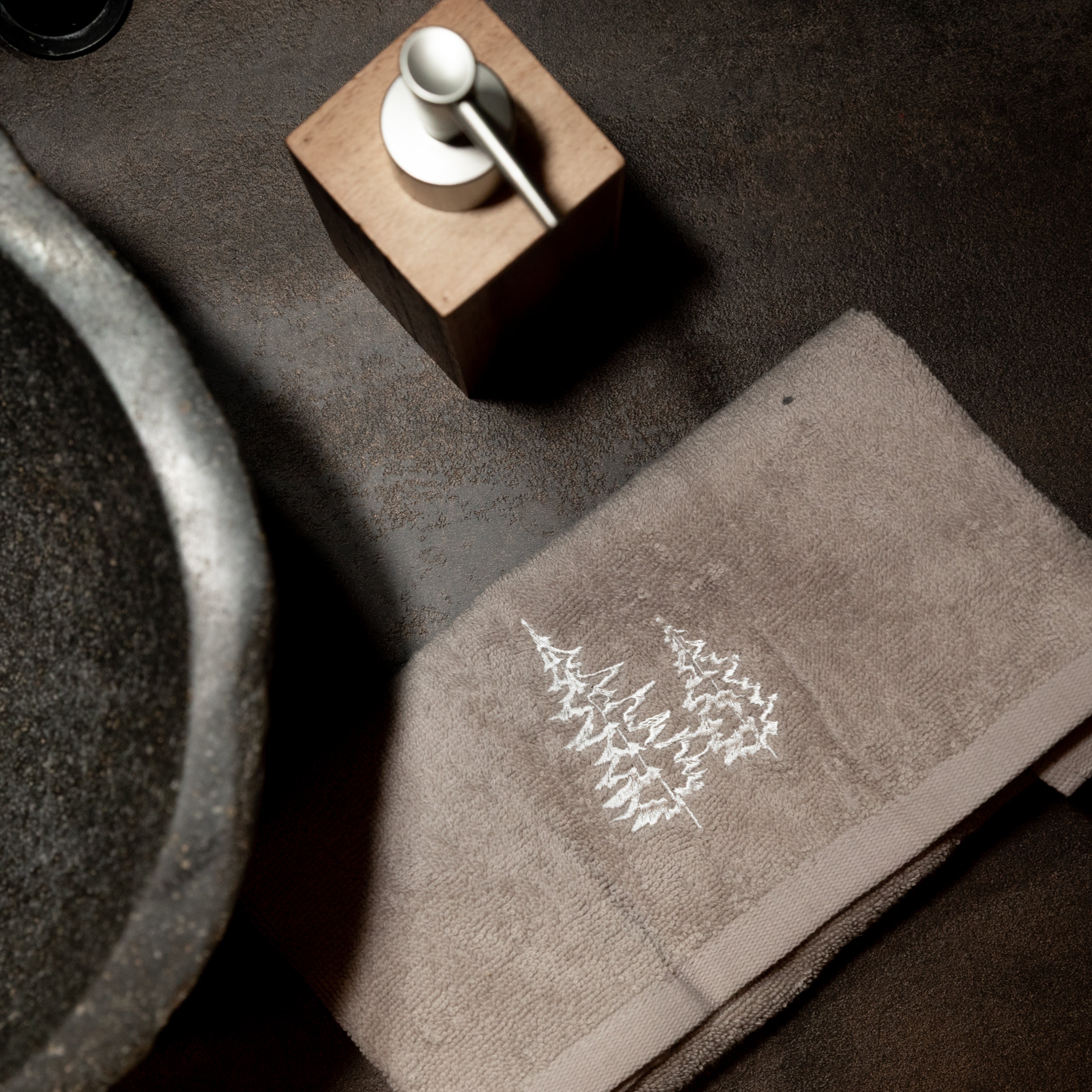 Coppia di asciugamani ricamata Daunex disegno Alberi colore tortora dettaglio dal alto