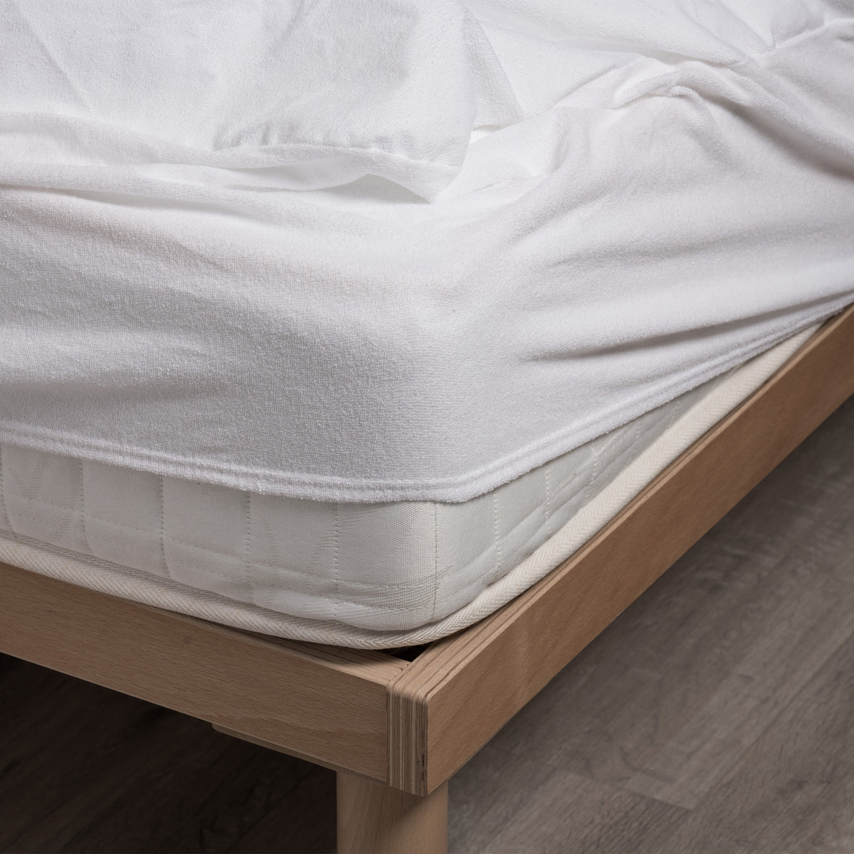 Dettaglio dell’angolo del coprimaterasso impermeabile Clean Daunex