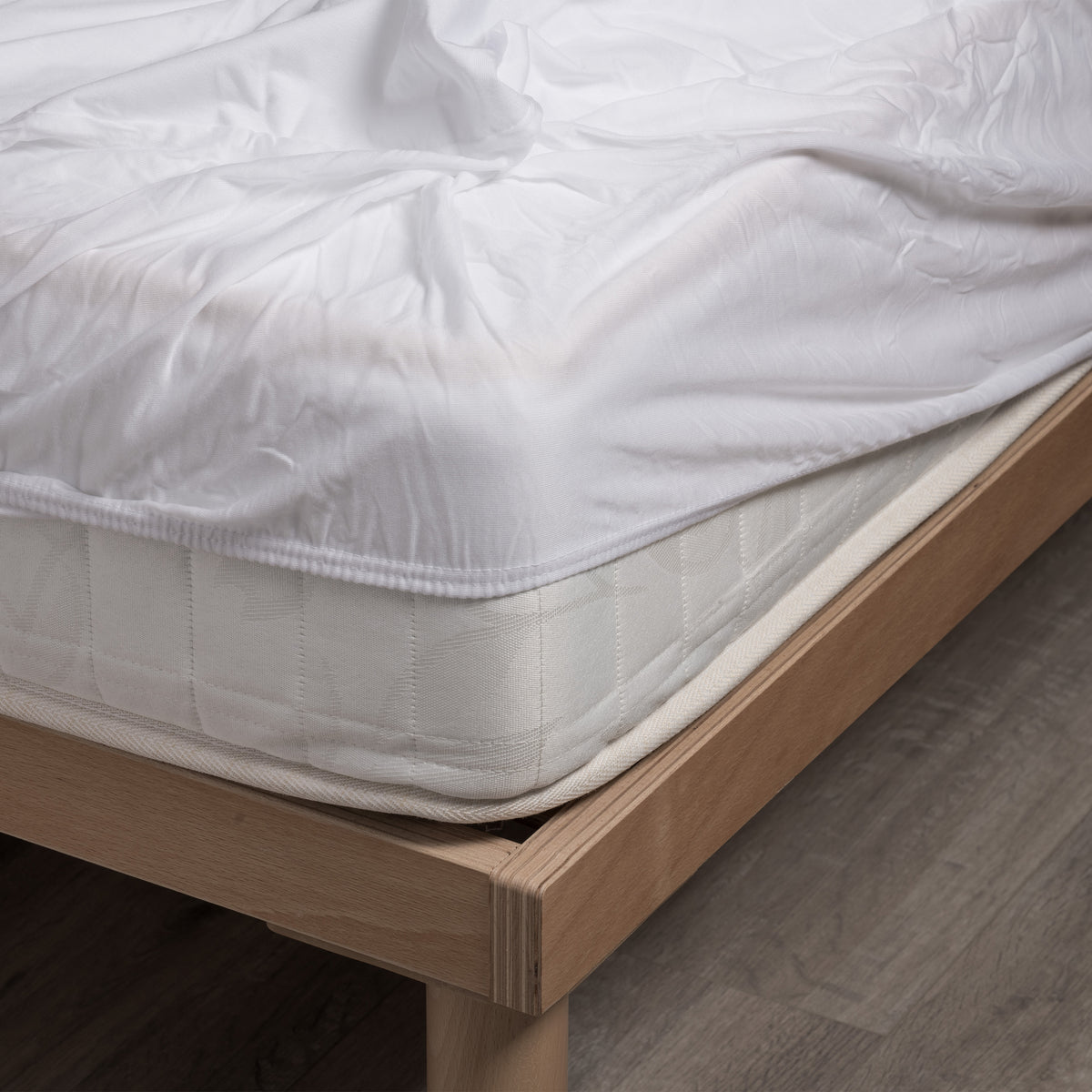 Dettaglio dell'angolo elasticizzato del coprimaterasso Tencel Daunex
