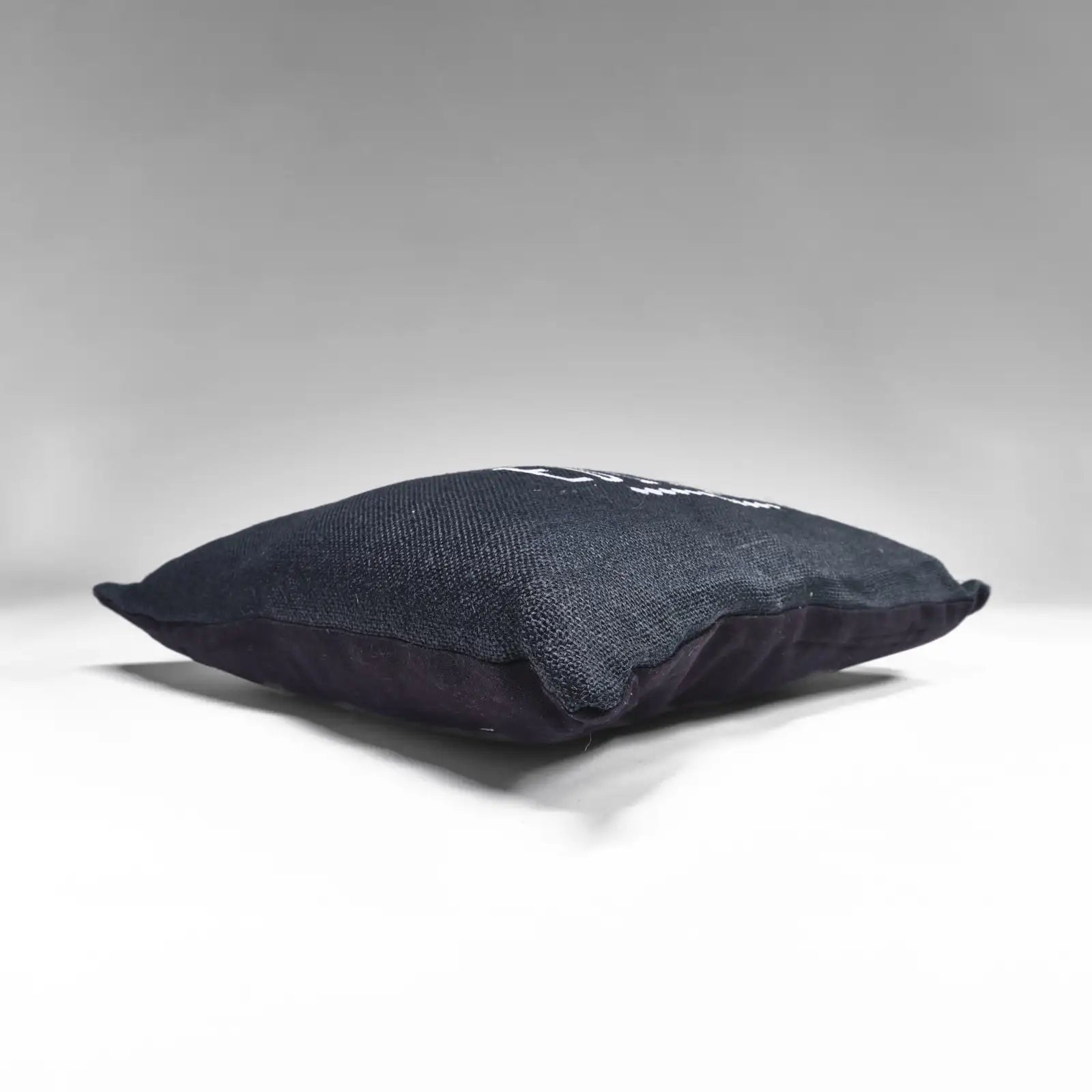 Cuscino arredo limited-edition sfoderabile colore nero