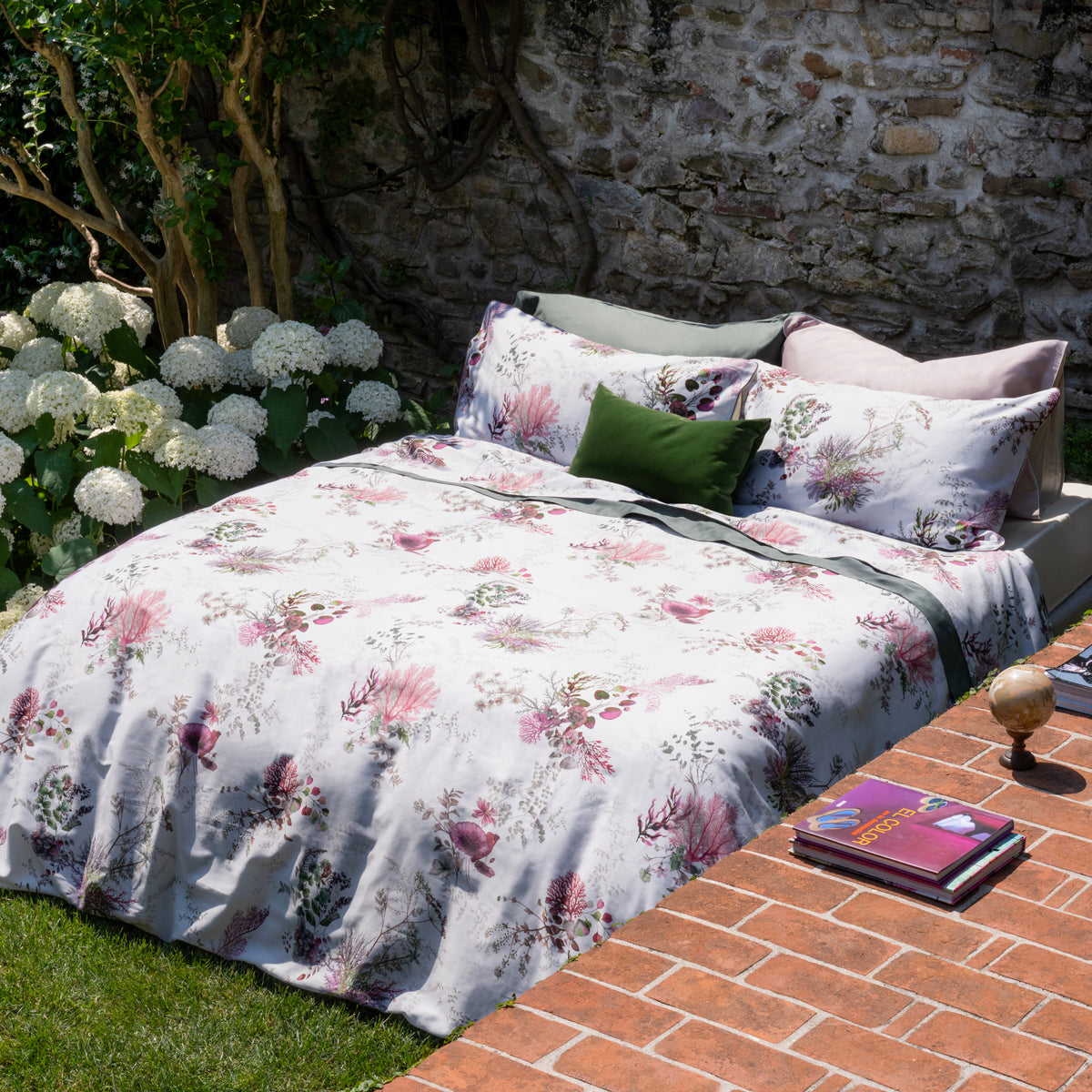 Parure Copripiumino matrimoniale in Raso Carrie ambientata colore bianco