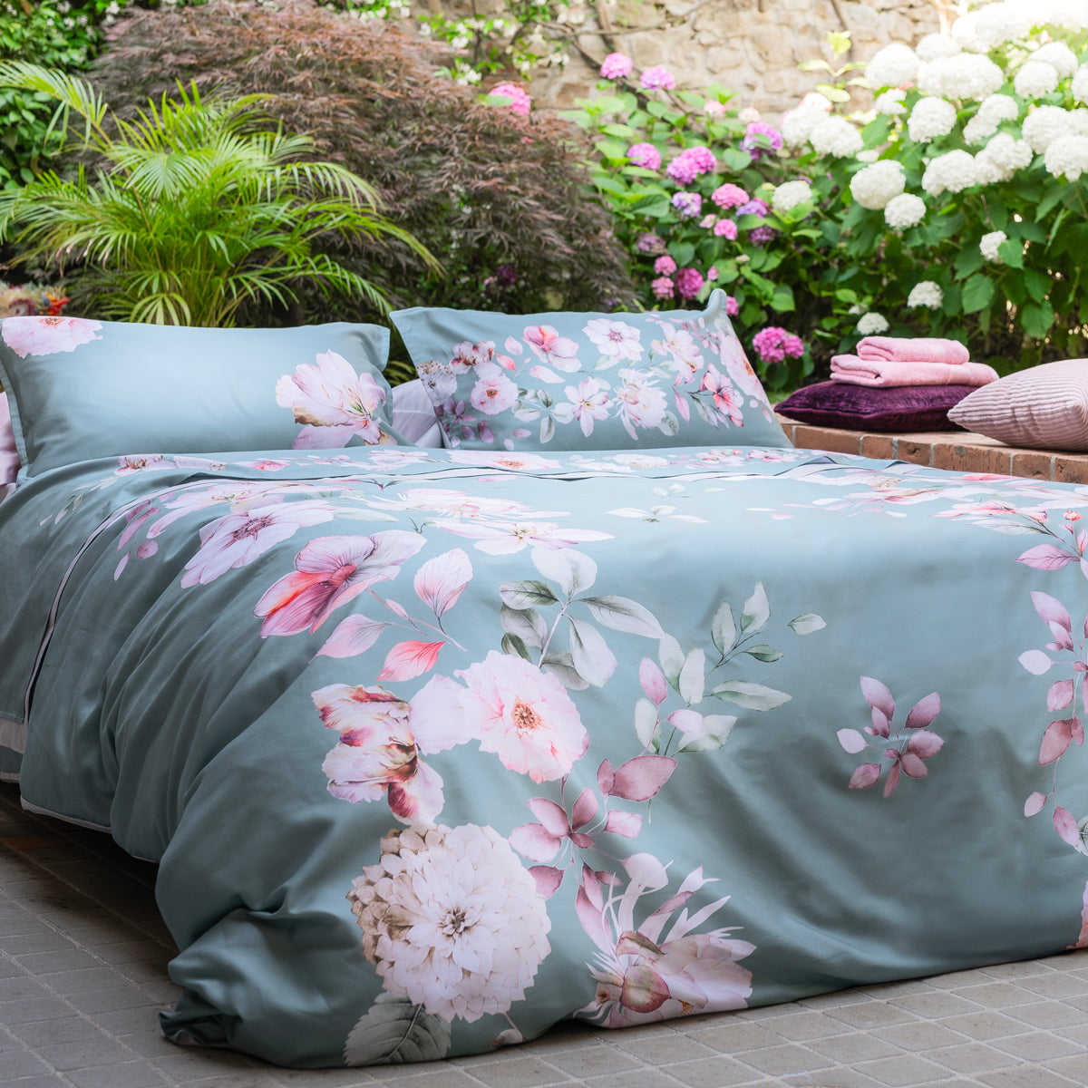 Parure Copripiumino matrimoniale in Raso Charlotte ambientata colore brina