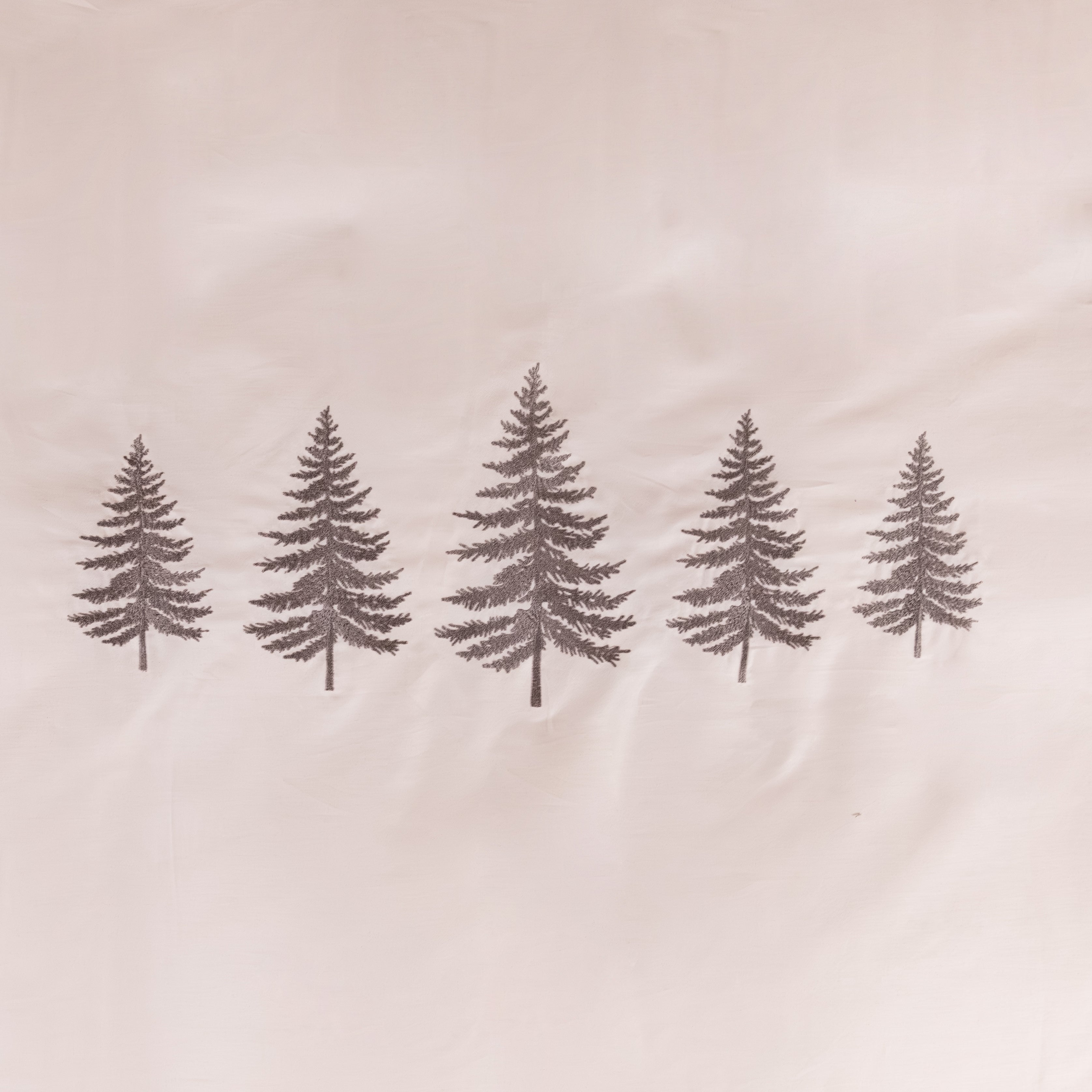 Parure copripiumino in puro cotone ricamato Daunex, Tree ambientata colore beige dettaglio ricamo