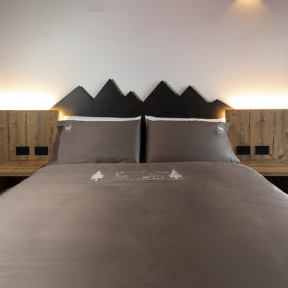 Parure copripiumino in puro cotone ricamato Daunex, mountain colore tortora letto frontale