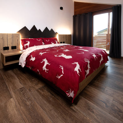 Parure copripiumino infinity in puro cotone Daunex, John ambientata colore bordeaux