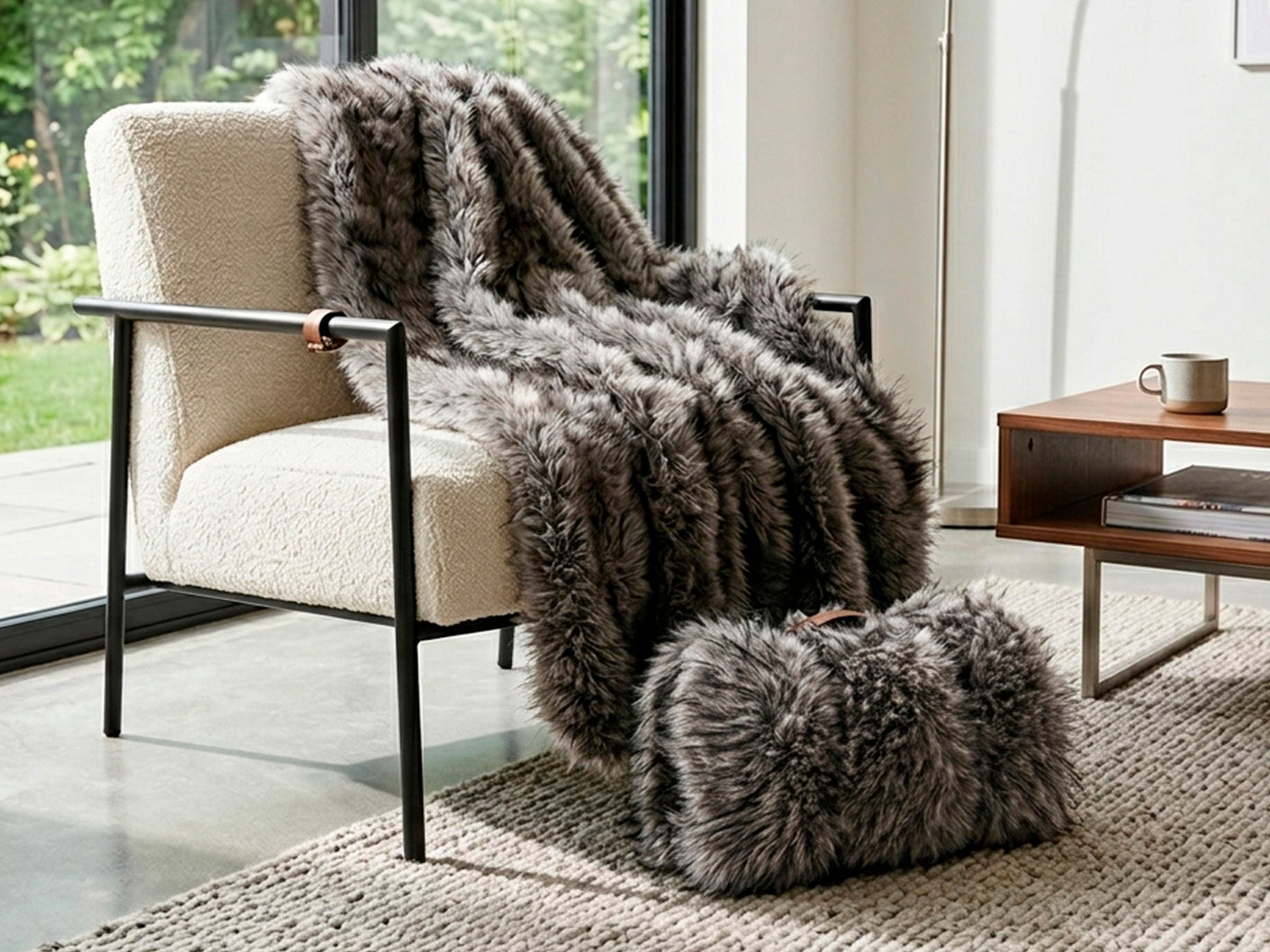 Plaid e coperta effetto pelliccia Daunex Fur Deluxe colore grigio ambientata