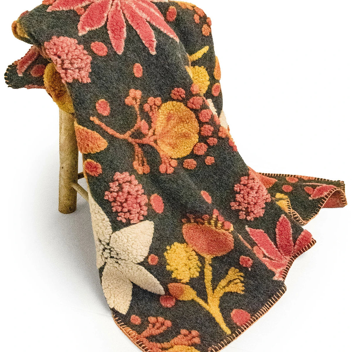 Plaid in lana cotta Melograno – Coperta artigianale decorativa colore antracite dettaglio.