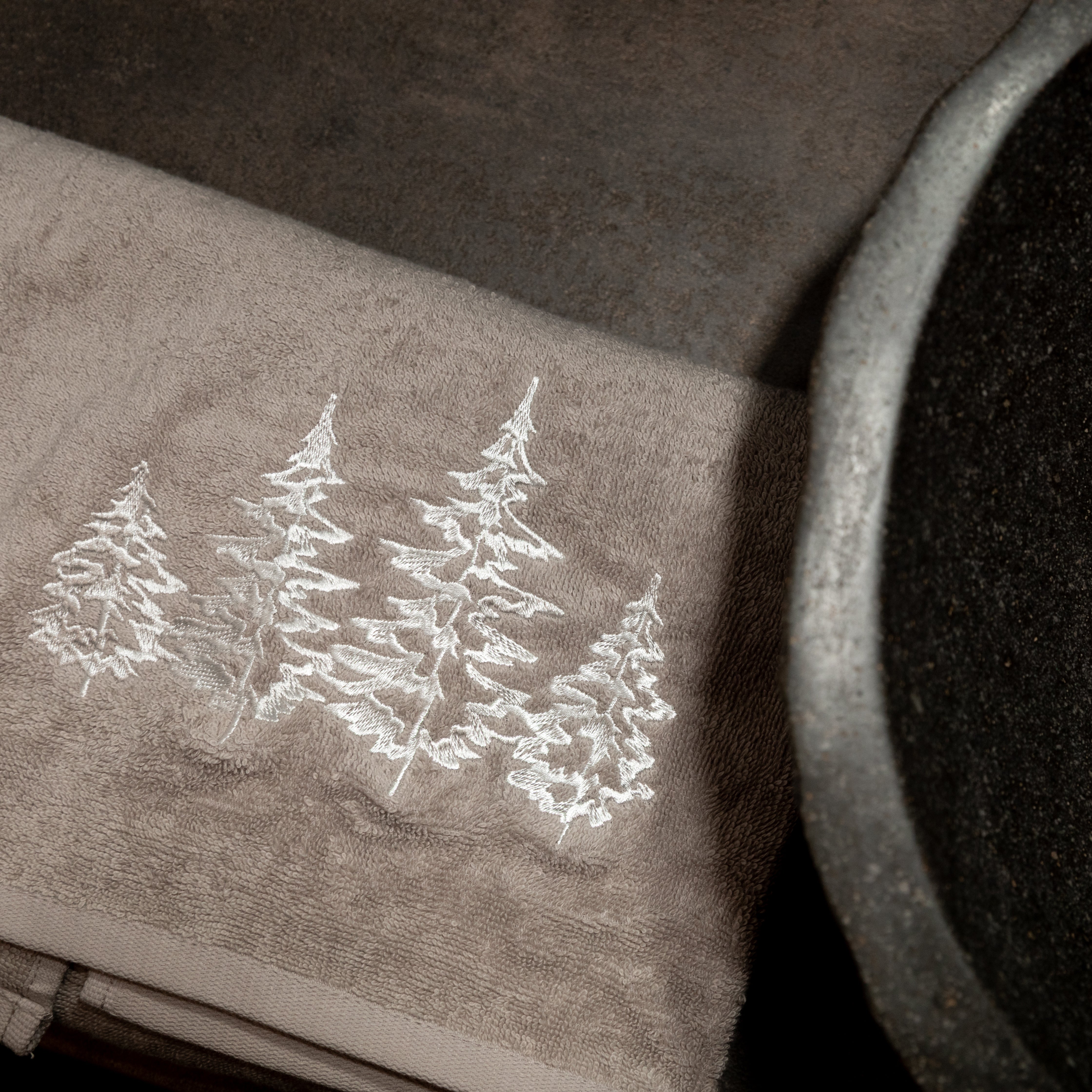 Telo da bagno ricamato Daunex disegno Alberi dettaglio ricamo