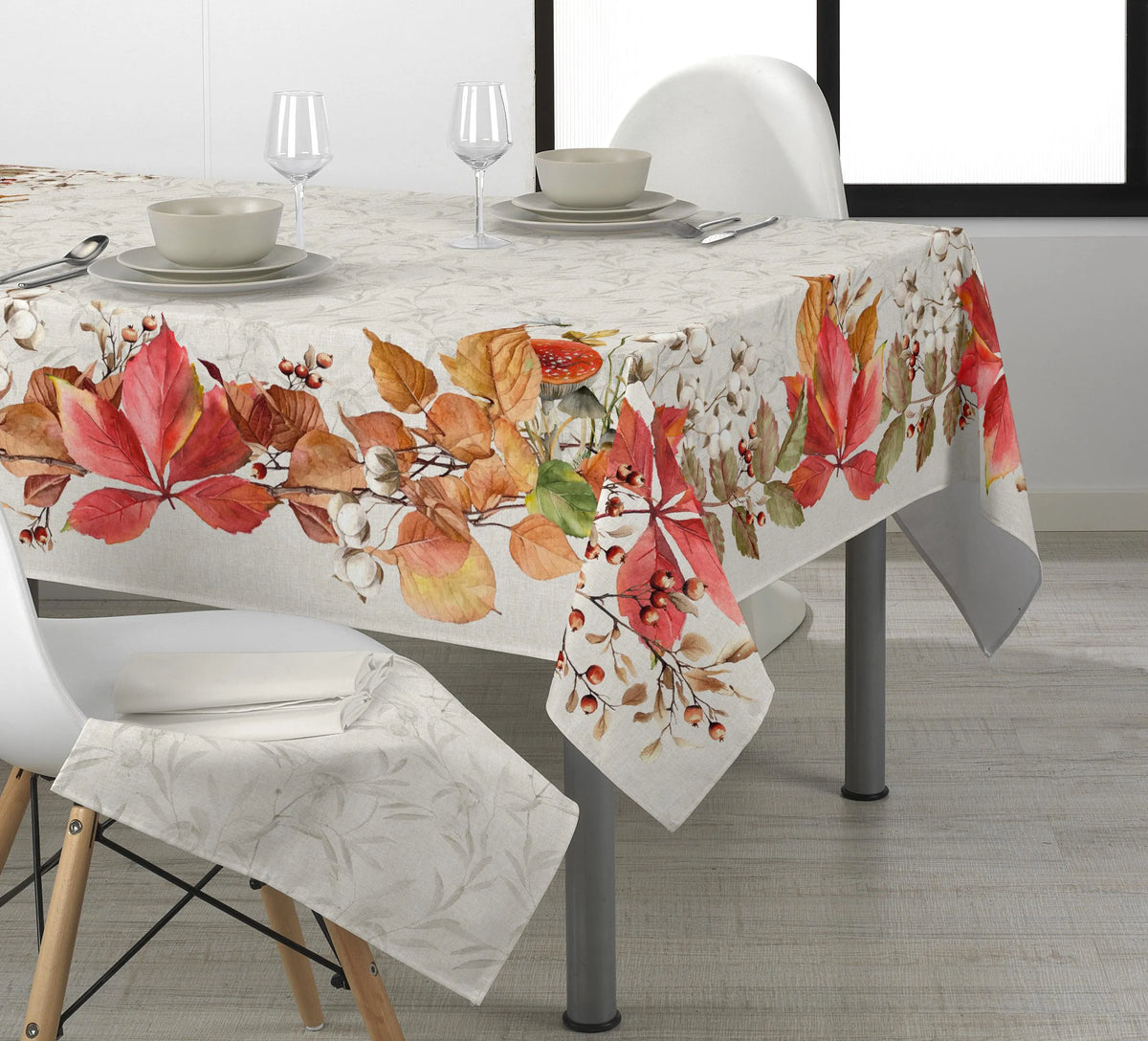 Tovaglia Foglie Autunnali HomeLoves con fondo chiaro e bordo botanico rosso, ocra e verde