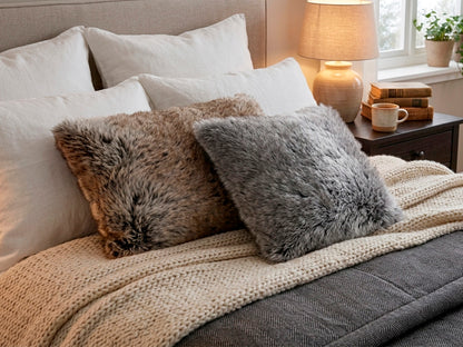 cuscino-fur-deluxe-daunex-ambientato-letto-tortora-grigio